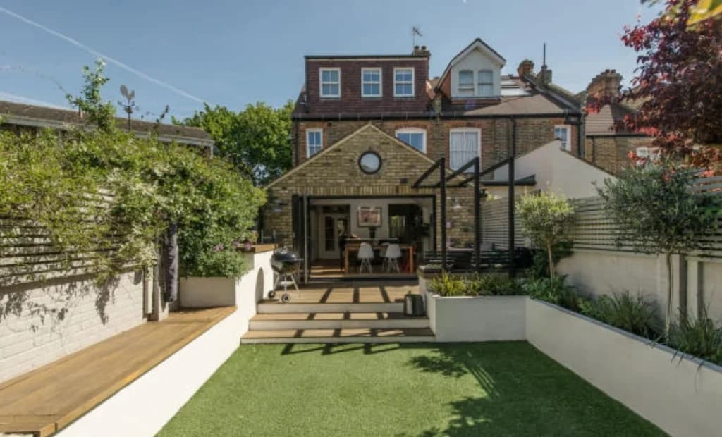 Bar and restaurant interior fit-out with bespoke lighting